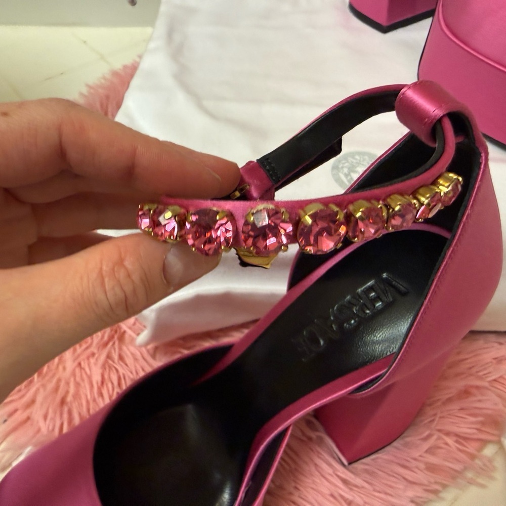 SOLD NWT VERSACE Barbie Medusa Satin D’Orsay Platform Pumps Pink 38/US 7.5 - Picture 7 of 13